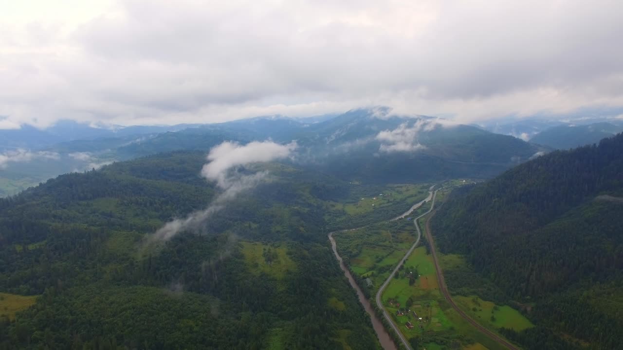 vista aérea: hermosa aldea del cañón ubicada a lo largo del río 07