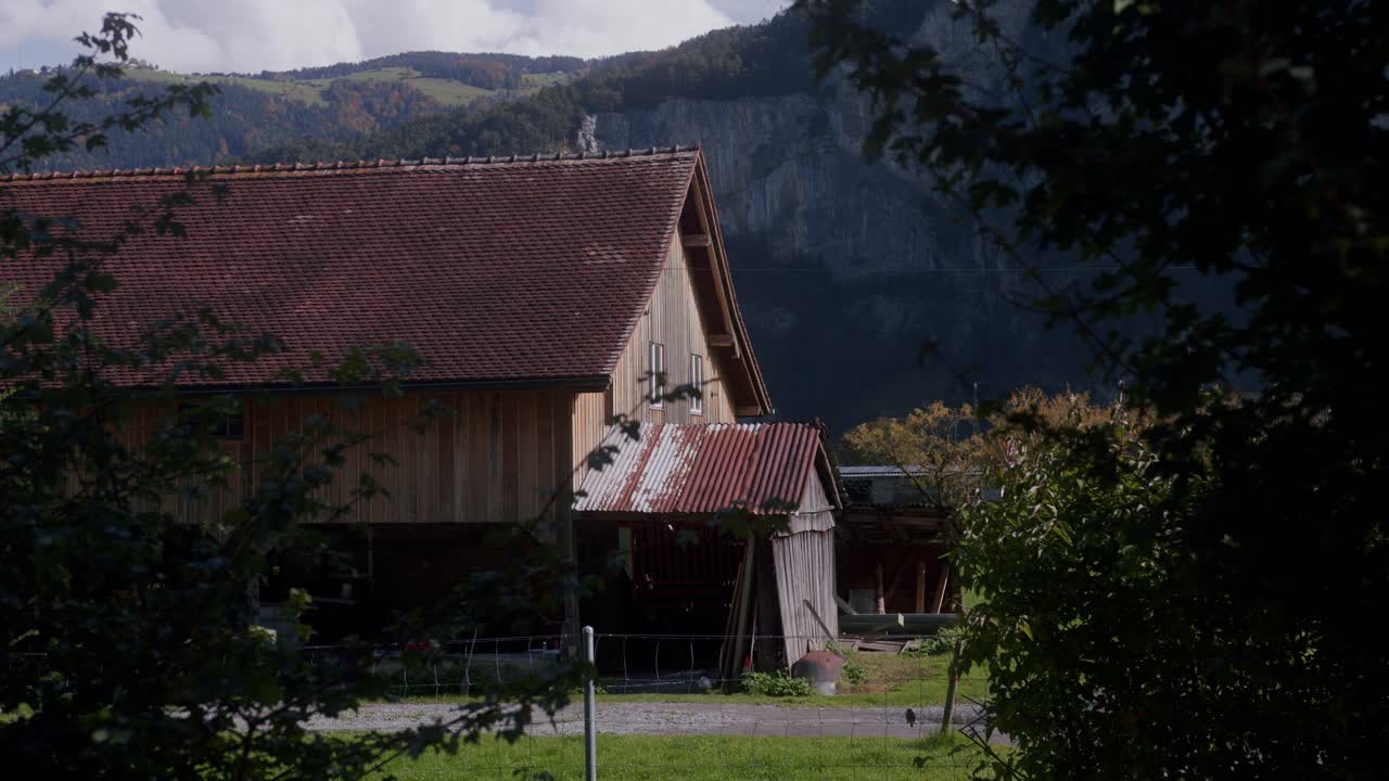 스위스 산의 멋진 4k 하우스