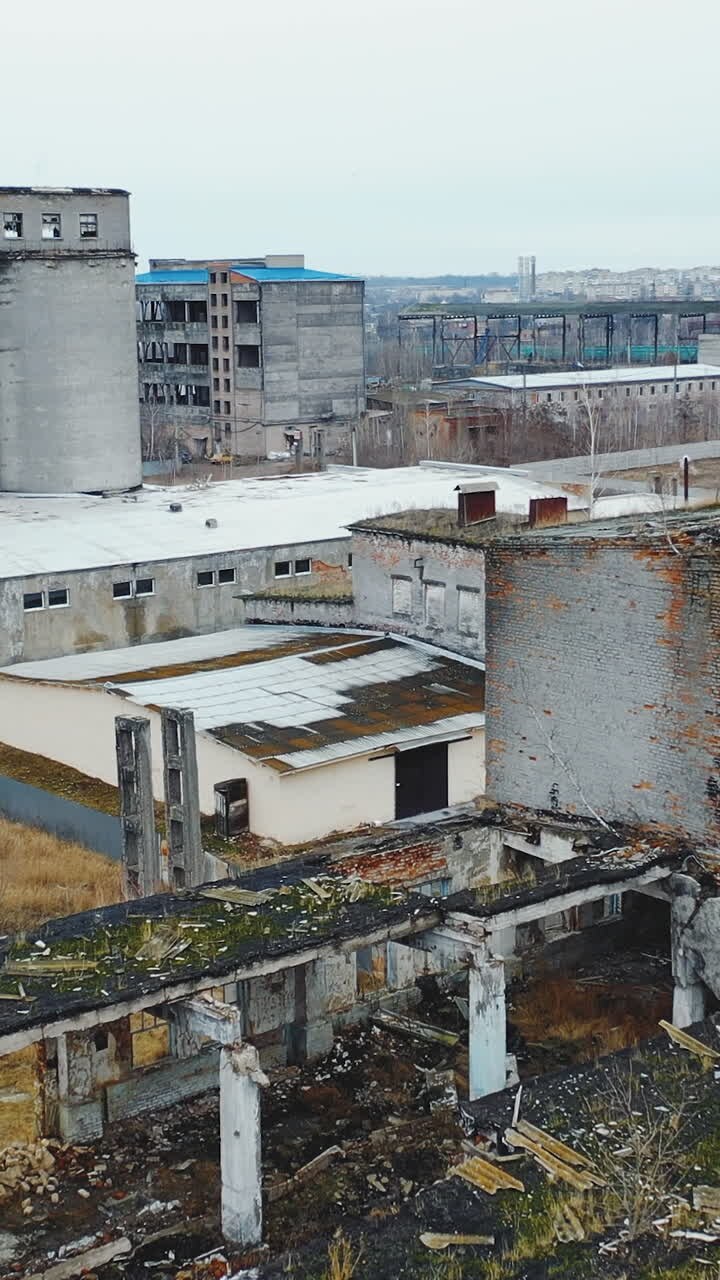 Vista degli antichi edifici in rovina della città. Vista dall'alto di una fabbrica abbandonata. Video verticale.