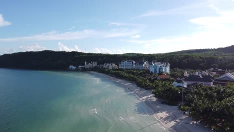 aumento de drones que revela un paisaje tropical escénico, playa prístina con resorts de lujo, vietnam