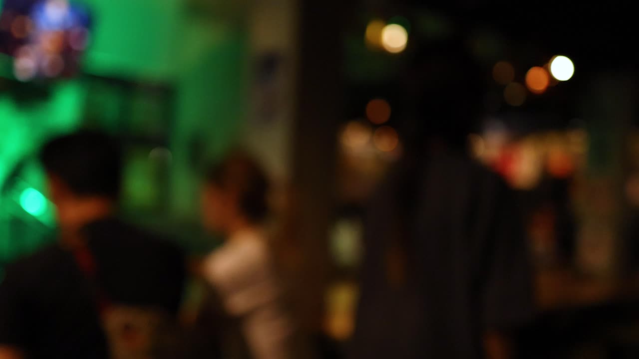 figuras borrosas en un entorno de barra vibrante