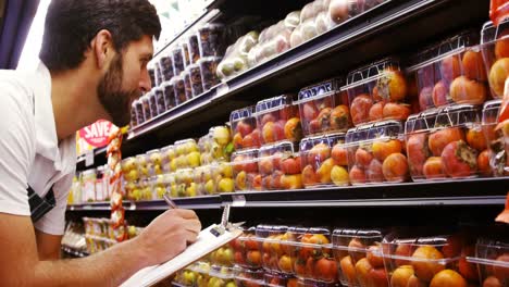 personal masculino que mantiene registros de frutas