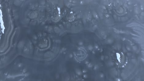 cuerpo de agua congelado, el hielo forma un hermoso patrón, el avión no tripulado vuela sobre el cuerpo de agua helado