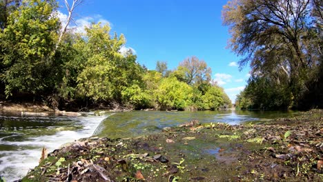 Vista-Lateral-De-Una-Gran-Extensión-Del-Arroyo-Y-La-Cascada-Que-Se-Extiende-A-Lo-Largo-De-La-Mitad-Inferior-Del-Marco.