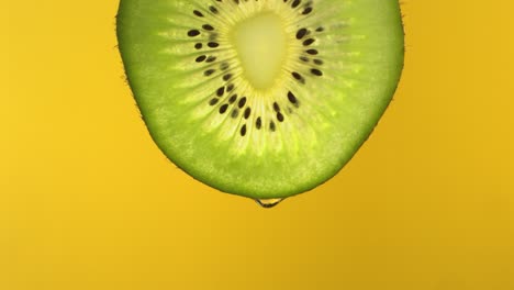 kiwi fresco y gotas en cámara lenta de 4k.