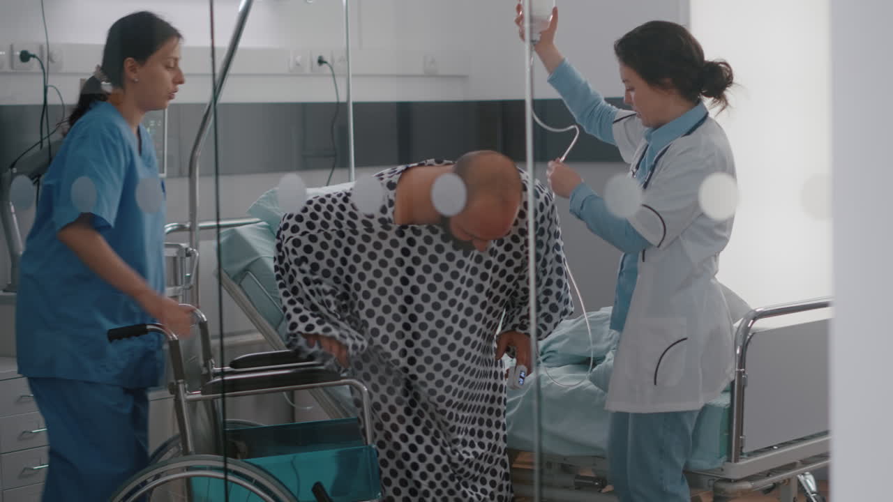 의료팀이 다리 부상 골절 환자를 도와  ⁇ 체어에 앉히고 있습니다.