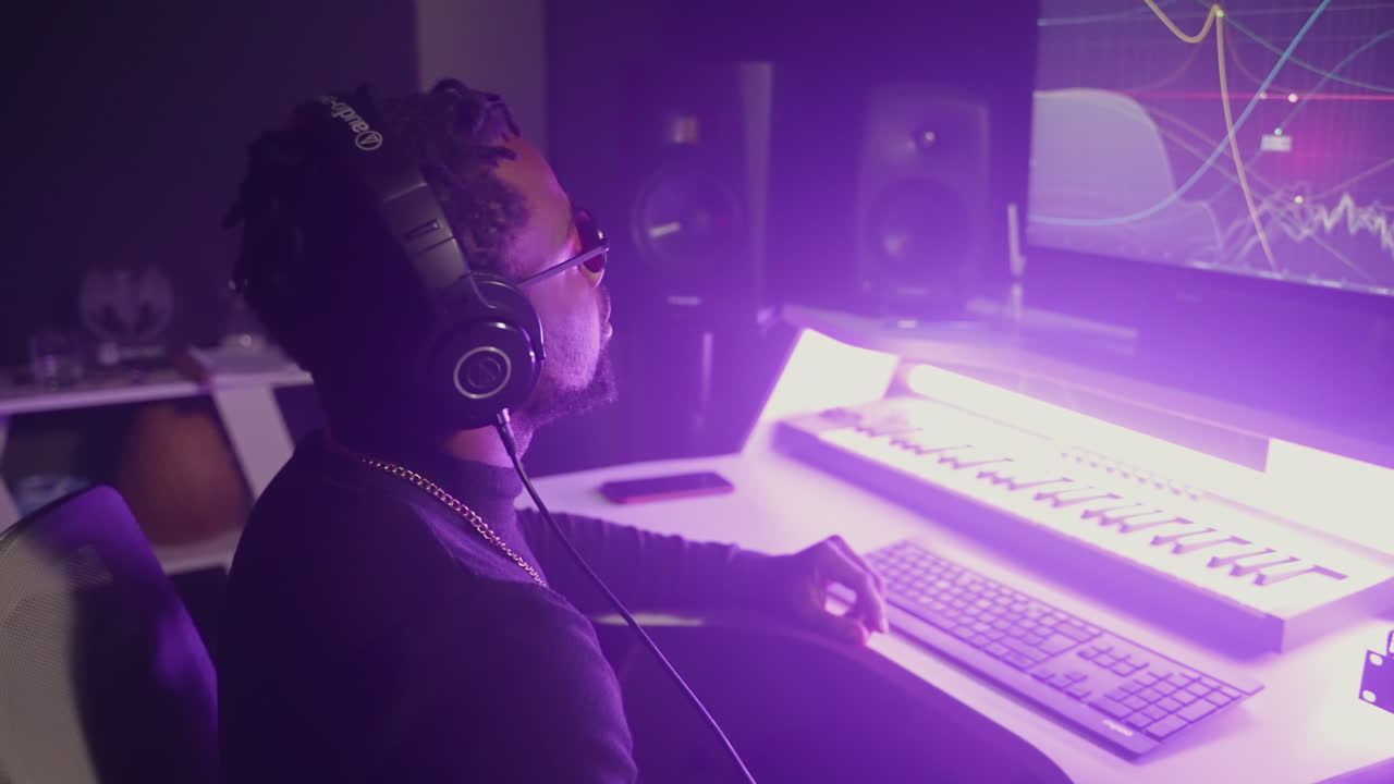 productor de música en el estudio