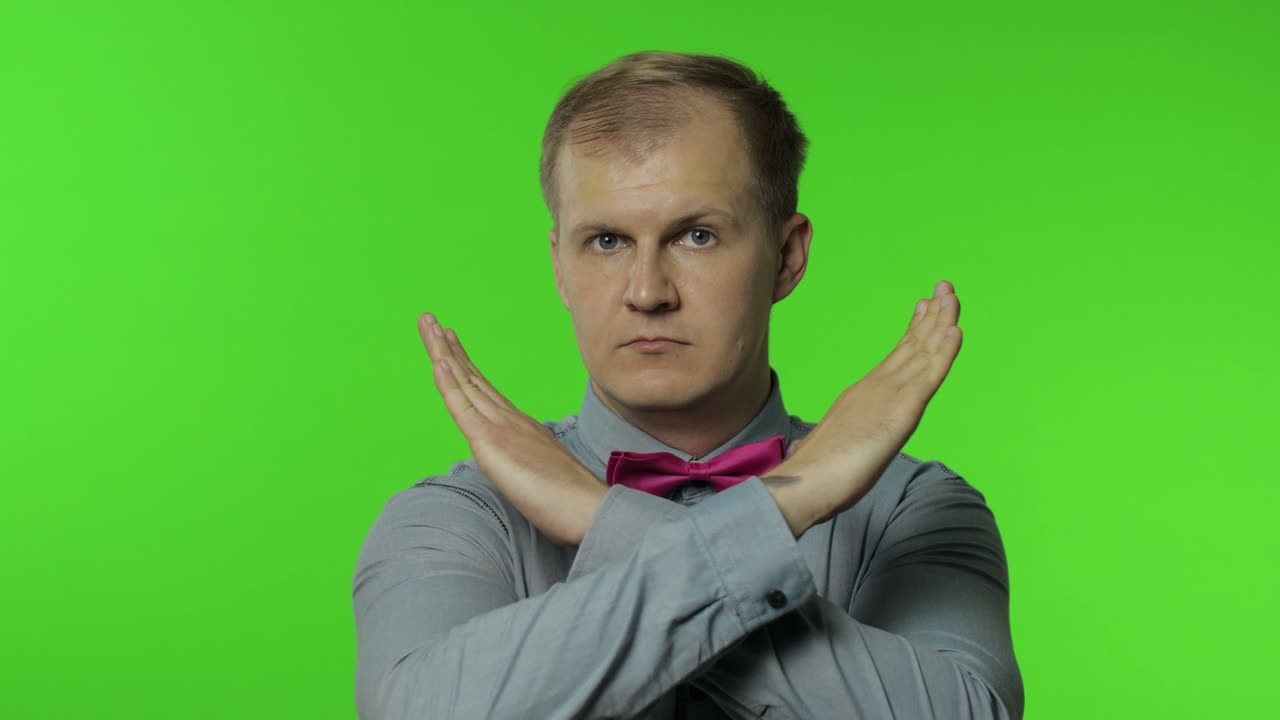 человек скрестил руки в знаке х и сказал нет, предупреждение о завершении, запрещенный доступ. говорит остановиться