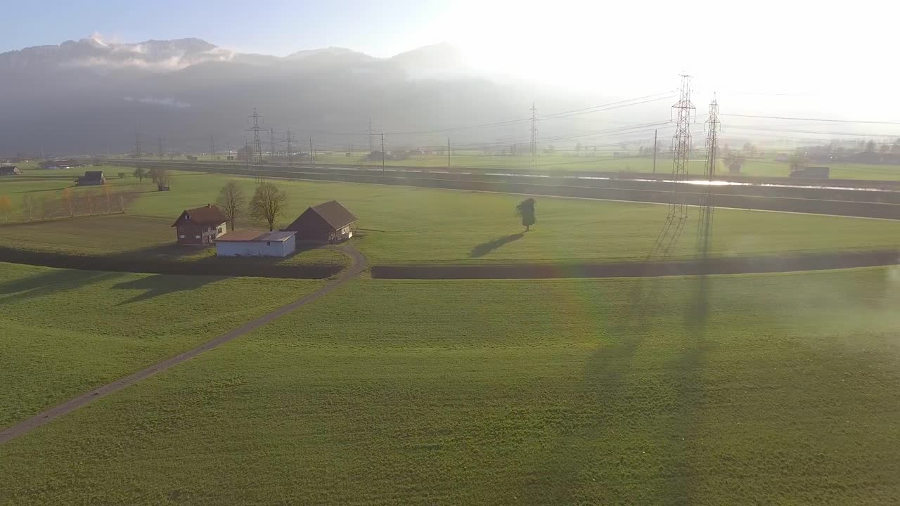 푸른 들판에서 농장이 있는 집으로 패닝, 굴뚝에서 연기가 난다