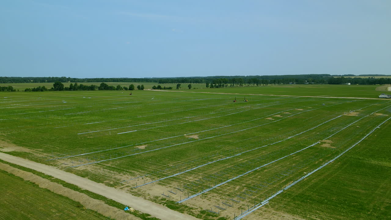antena hacia atrás - área de construcción de la granja solar más grande de europa central, campo de energía renovable en zwartowo polonia