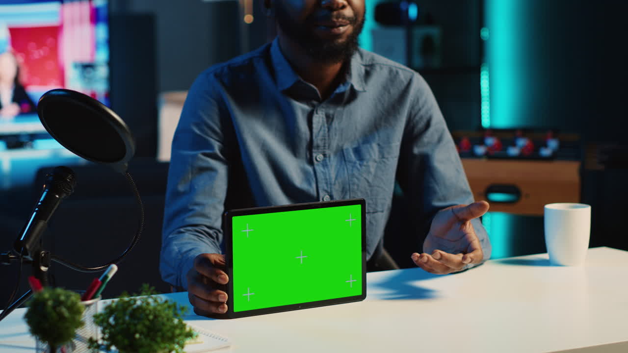 Influencer films green screen tablet