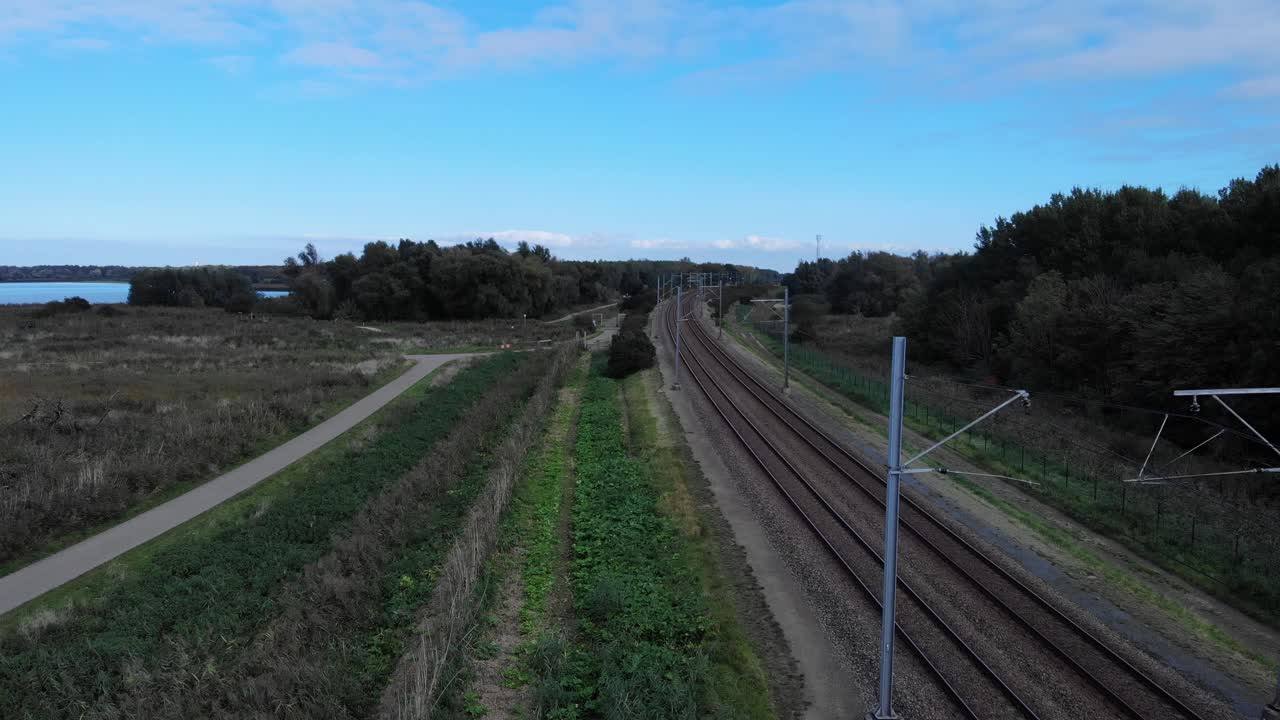 코로나 기간 동안 빈 철도 트랙은 푸른 하늘을 배경으로합니다.