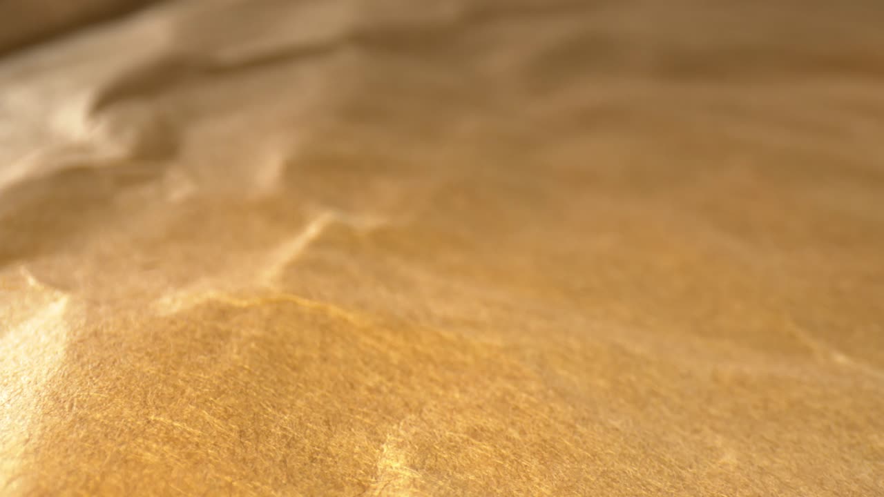 화면 하단에 초점을 맞춘 재활용 배송 봉투의 납작한 내부 바로 위로 이동