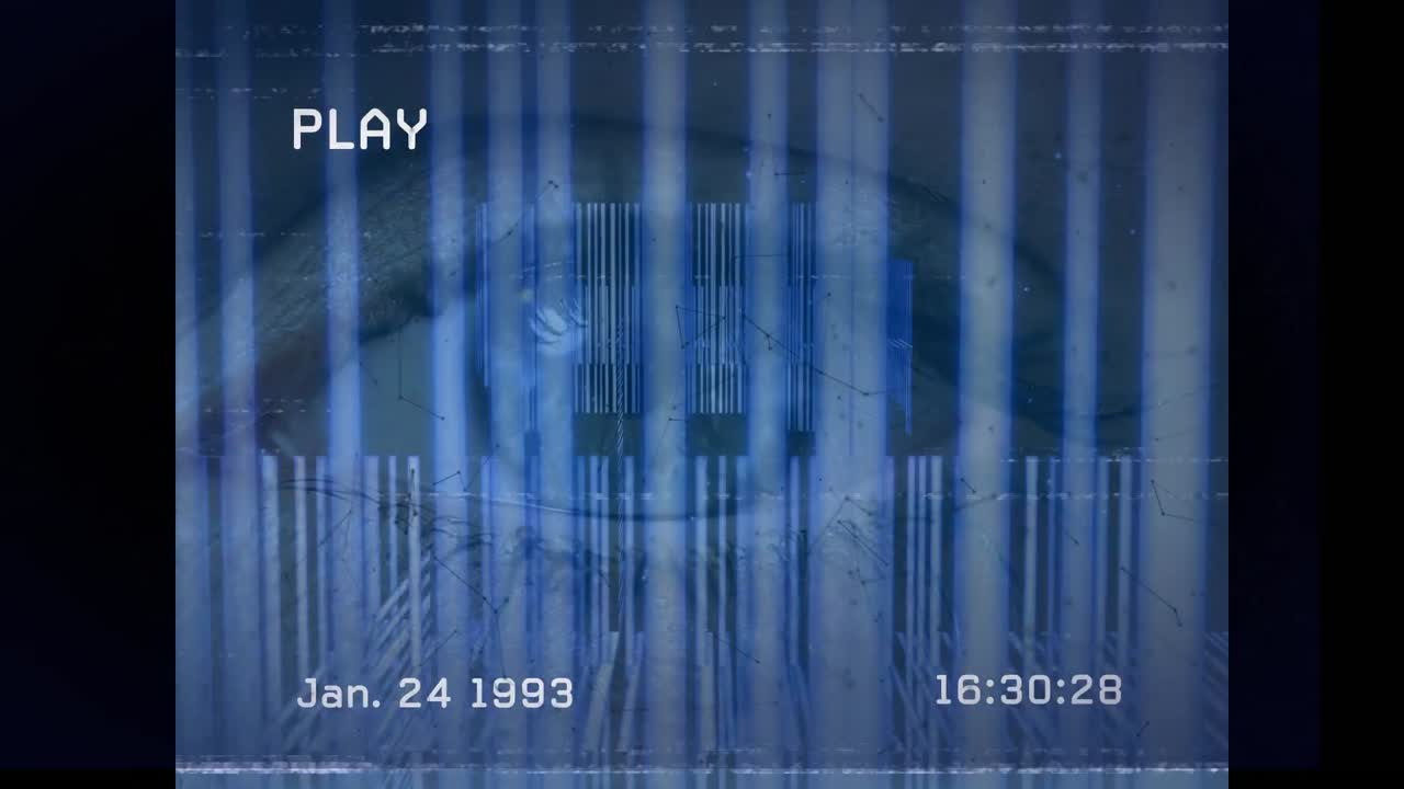 백인 여성의 눈 위에 간섭과 움직이는 모양의 애니메이션