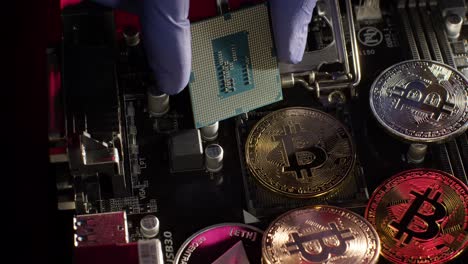 primer plano de una placa base de computadora con una cpu y varias monedas de bitcoin