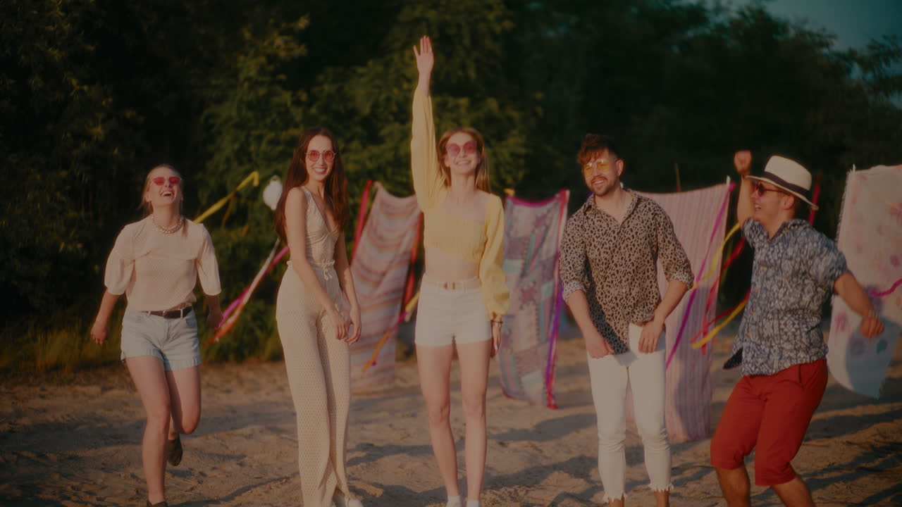 해변에서 점프하는 행복한 젊은 친구들