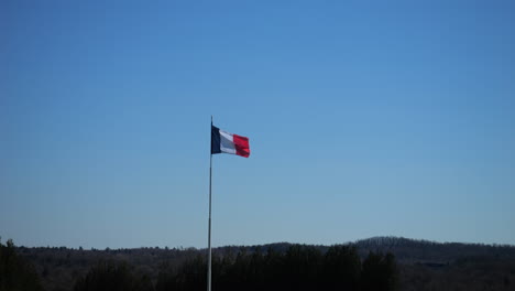 Fahnenmast-Mit-Frankreichs-Flagge,-Beinhaus-Von-Douaumont,-Verdun,-Frankreich