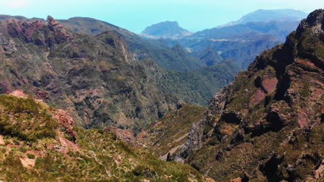 drones vuelan a través de las montañas de pico aerio madeira