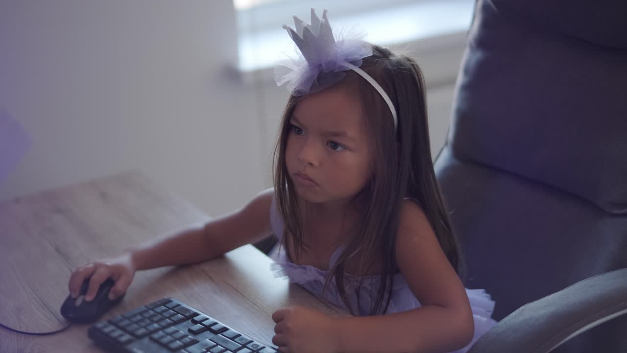una niña con un hermoso vestido está dibujando en una computadora personal