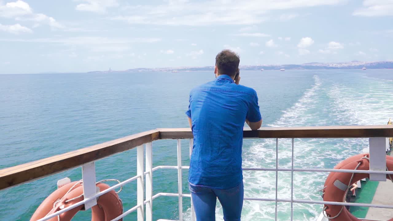 젊은이가 여행을 합니다.