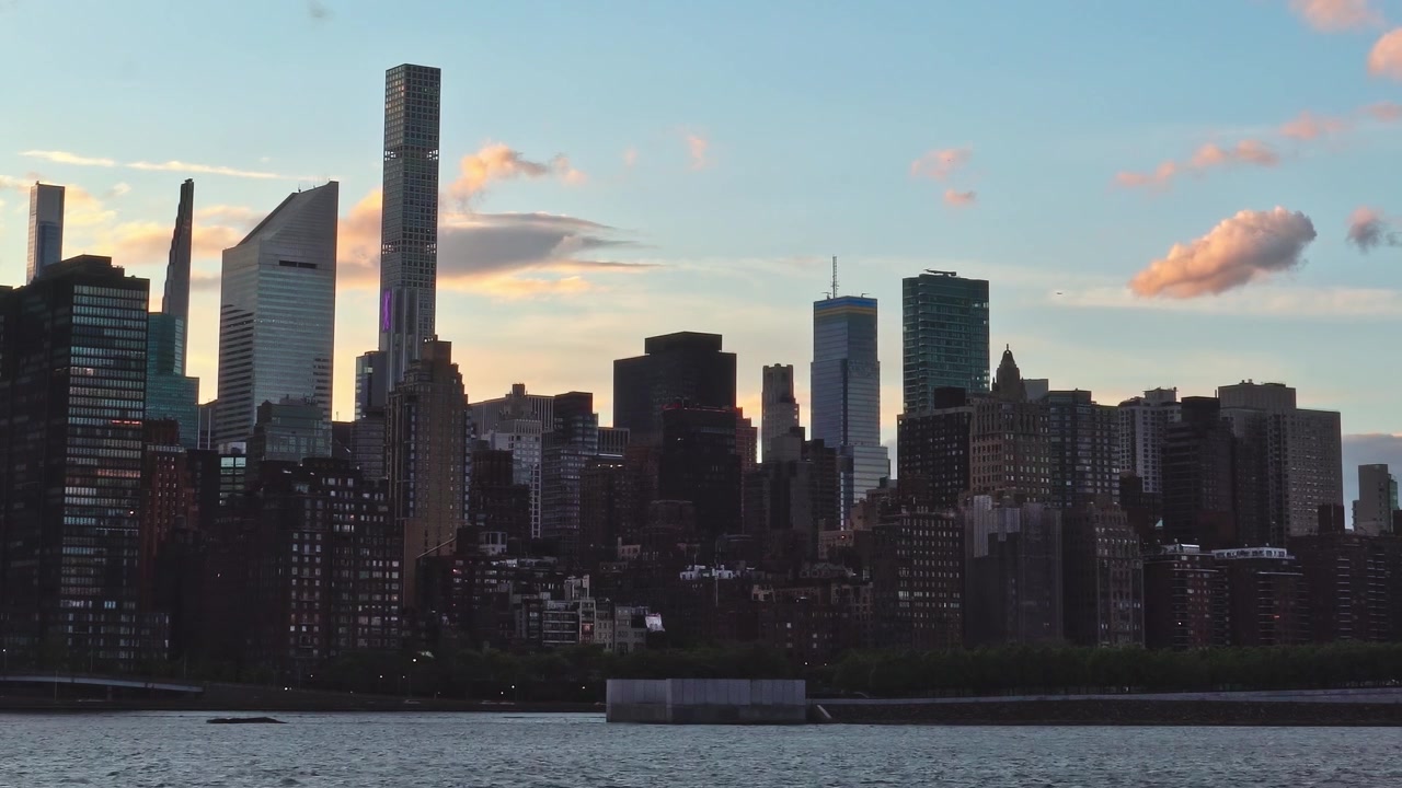 Solnedgang over New York Citys skyline nær floden