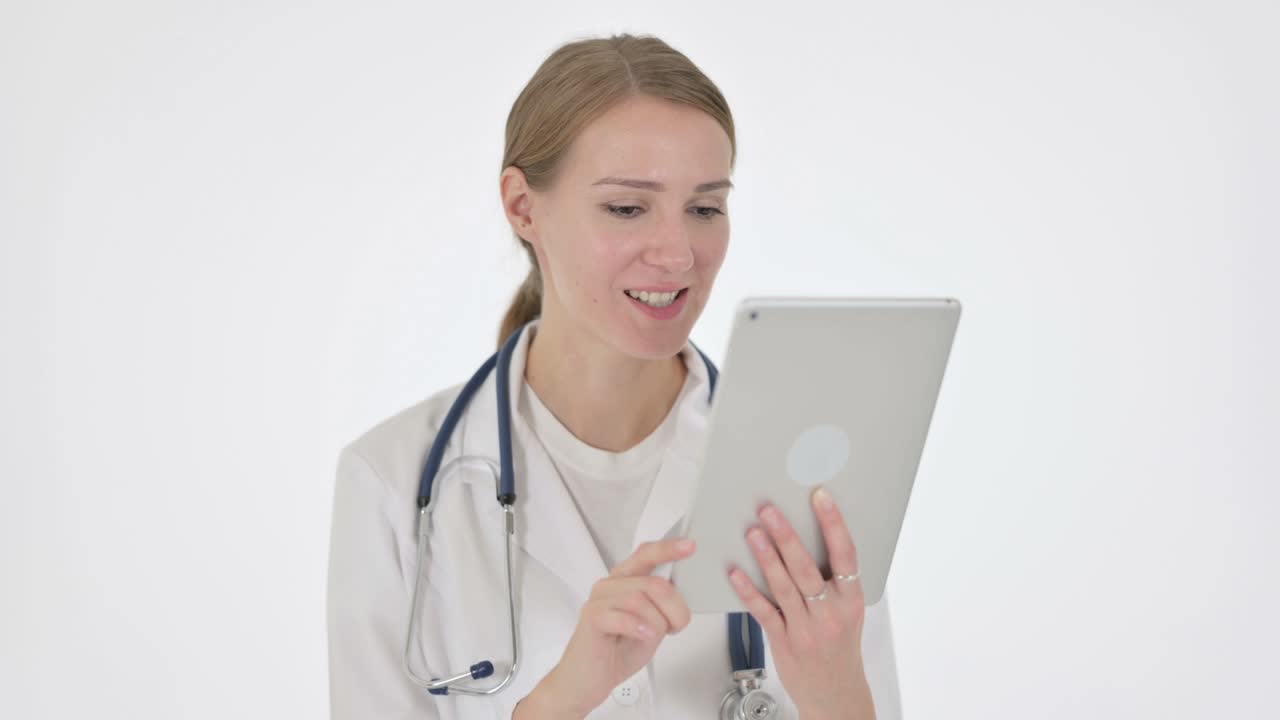 Chamada de vídeo em tablet por médica em fundo branco.