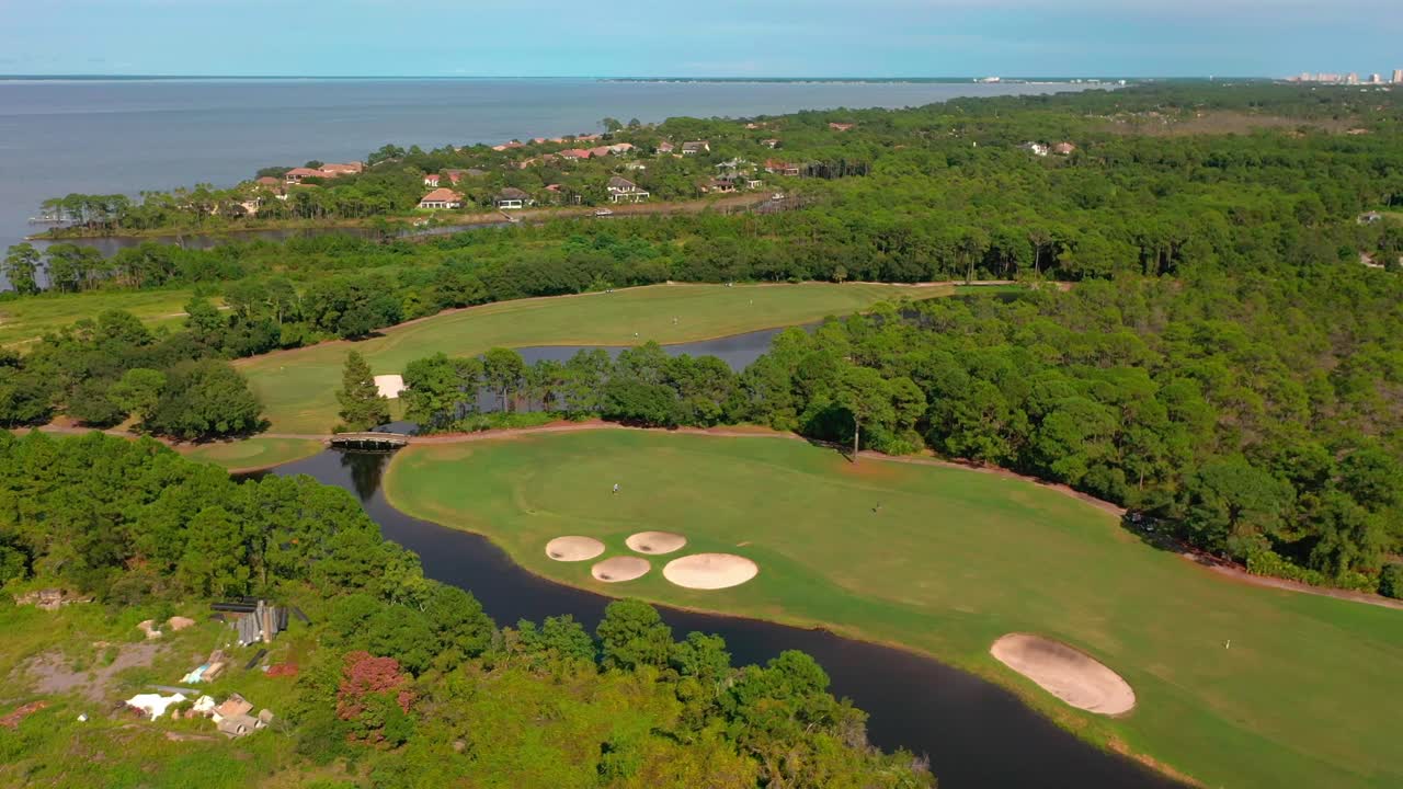 Vista da drone con panoramica a destra del Regatta Bay Golf and Yacht Club a Destin, Florida