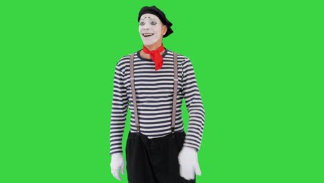 el artista de mimo sonríe y simula caminar en una pantalla verde, tecla de croma