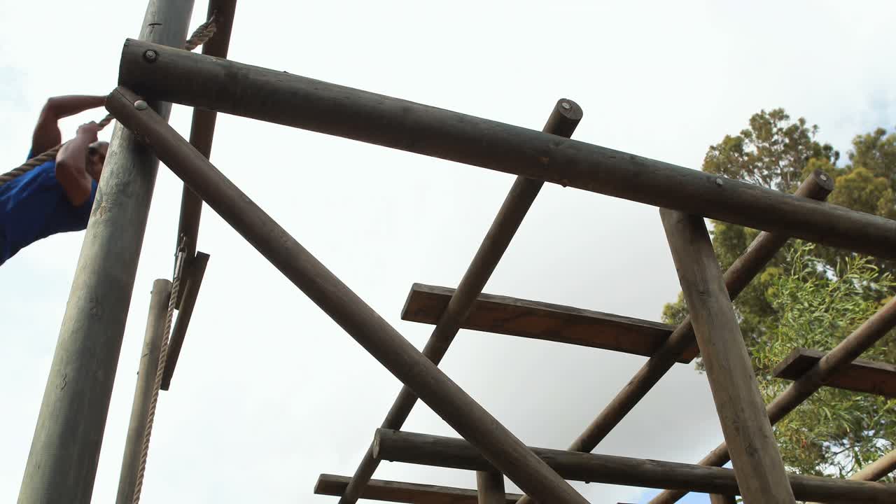 장애물 코스 중 로프를 오르는 적합한 사람