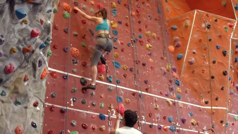 escalador de roca subiendo la pared