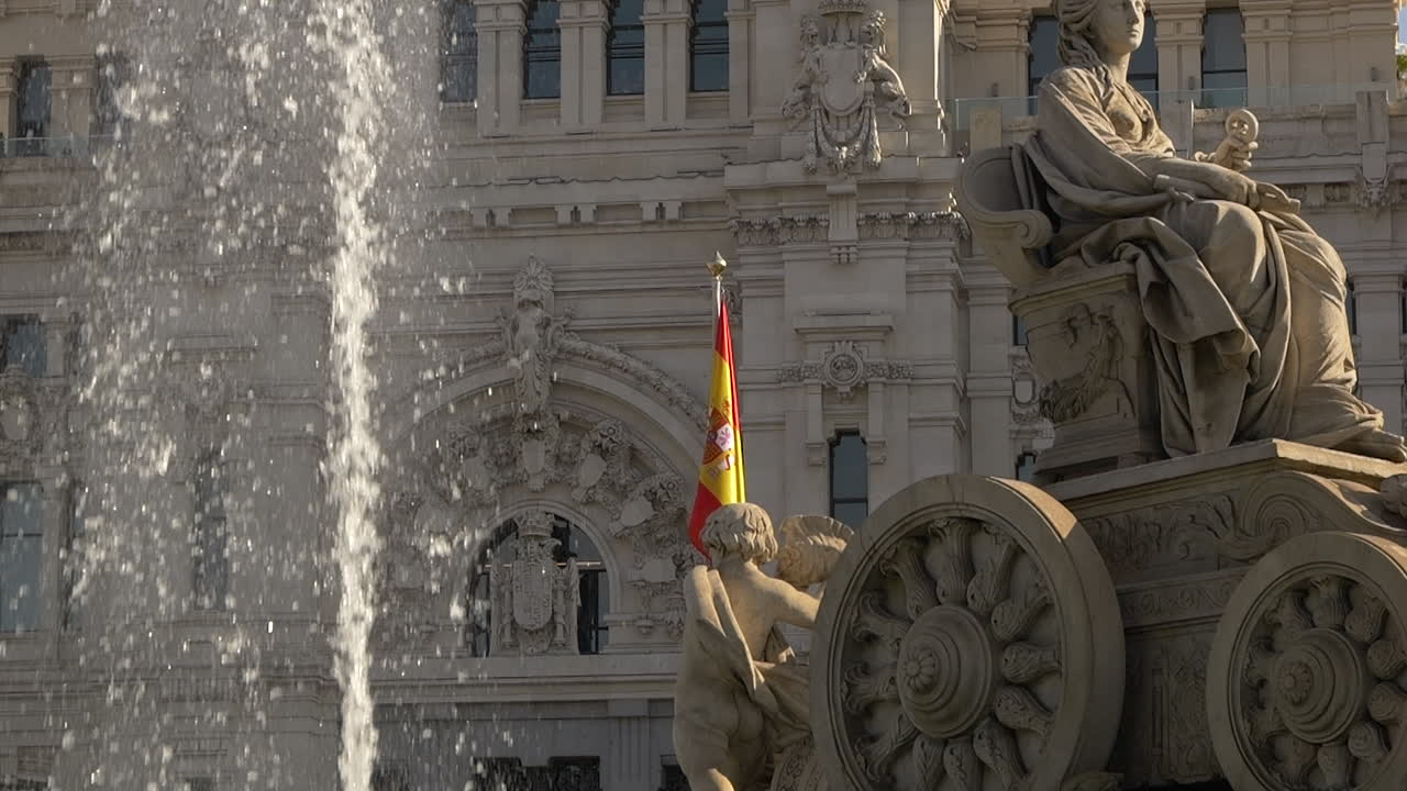 Fontana di Cibele e Bandiera Spagnola nel centro di Madrid