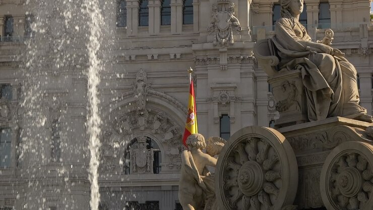 Fontana di Cibele e Bandiera Spagnola nel centro di Madrid