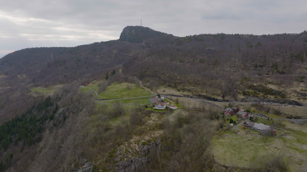 노르웨이 시골에 있는 작은 시골 농장의 공중 전망