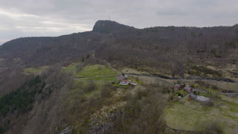 Vista-Aérea-De-Una-Pequeña-Granja-Rural-En-El-Campo-De-Noruega