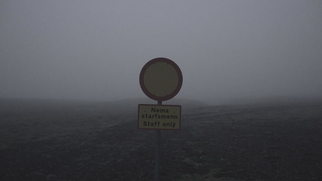 안개가 자욱하고 변덕스럽고 극적인 풍경 속에 버려진 아이슬란드 협곡의 실루엣