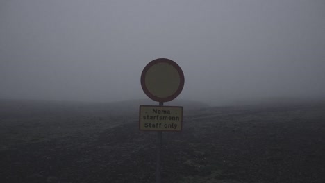 silueta en un cañón islandés abandonado en un paisaje brumoso, cambiante y dramático