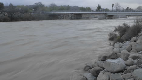 在加州奧克維尤 (oak view) 的文圖拉河 (ventura river) 洪水發生的時間