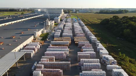 Industrieszene-Des-Lagerbereichs-Im-Freien-Voller-Fliesenfabrikinventar---Drohnenaufnahme-Aus-Der-Luft