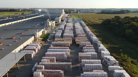 escena de la industria del área de almacenamiento al aire libre llena de inventario de fábrica de azulejos - toma aérea de drones