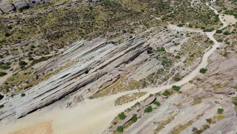 Vasquez-Rocks,-Famoso-Lugar-De-Rodaje-En-Las-Afueras-De-Los-ángeles,-California,-Que-Presenta-Una-Formación-Rocosa-Distinta