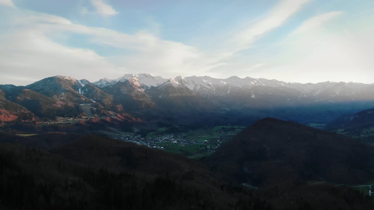 눈 덮인 산과 푸른 계곡이 있는 이탈리아 알프스의 일몰 공중