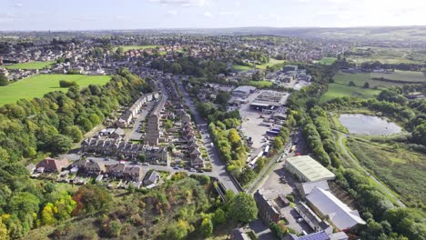 Drohnenaufnahmen-Aus-Der-Luft-Von-Häuserreihen-Mit-Davor-Geparkten-Autos-In-Den-Reihenhäusern-In-West-Yorkshire,-Großbritannien---Hochwinkelaufnahme