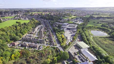 imágenes aéreas de drones de hileras de casas con autos estacionados frente a la vivienda adosada residencial en west yorkshire, reino unido - tiro de ángulo alto