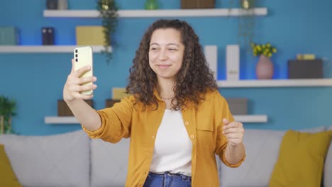 mujer joven bailando con el teléfono en la mano.