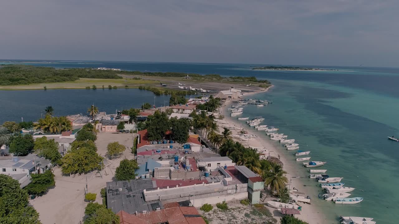 Paesaggio villaggio di pescatori isola del Mar Caraibico, ripresa drone in allontanamento Los Roques