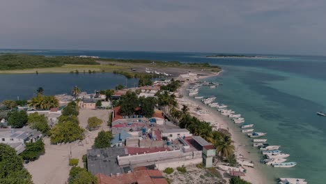 paisaje pueblo pesquero isla del mar caribe, drone disparó dolly out los roques