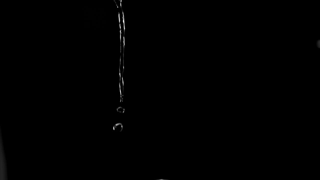 un goteo muy delgado de agua en un movimiento súper lento que fluye