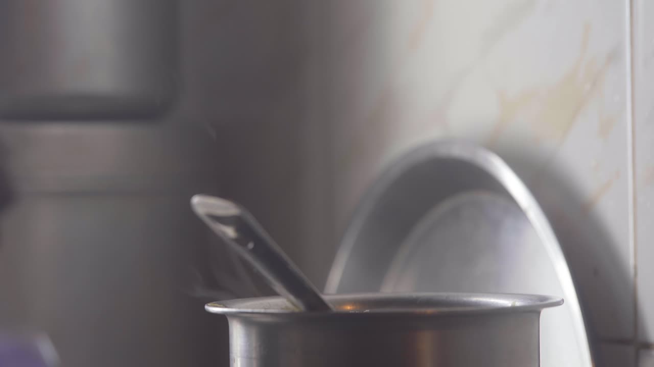 dal에 코코넛과 고수를 넣고 저어줍니다.