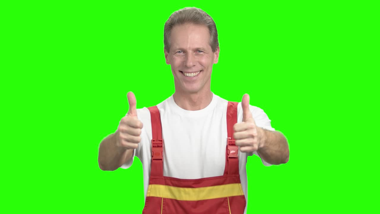 el ingeniero muestra el pulgar hacia arriba.