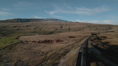 Tren-En-El-Puente-En-Los-Páramos-De-La-Campiña-Inglesa-En-El-Viaducto-Ribblehead